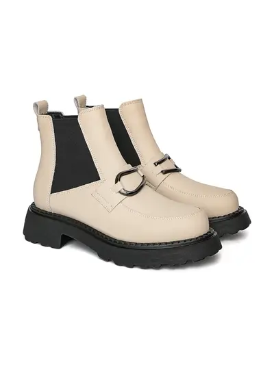 Ботильоны-челси бежевого цвета с декоративной пряжкой